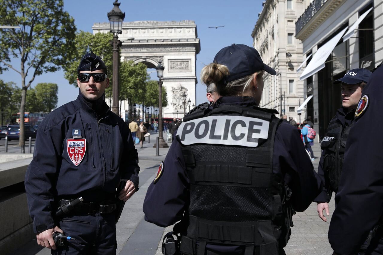تیراندازی در پاریس / حمله به دو پلیس با تپانچه